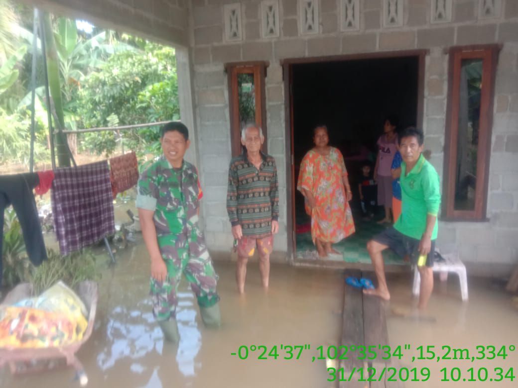 Babinsa Koramil 01/Rengat Tetap Pantau Perkembangan Bajir Desa Sungai Raya