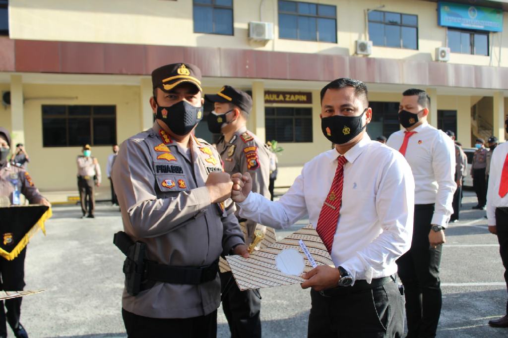 Kapolresta Pekanbaru Gelar Upacara Penyerahan Piagam Penghargaan Kepada Personel 