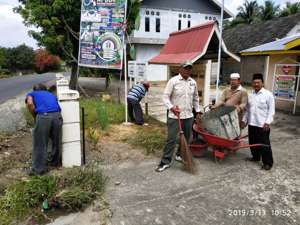 Cegah DBD, Pemerintah Desa Sungai Beringin Laksanakan Gotong Royong