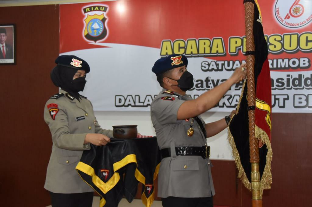 Jelang HUT Ke-76 Korps Brimob, Satuan Brimob Polda Riau Laksanakan Tradisi Pencucian Dhuaja 