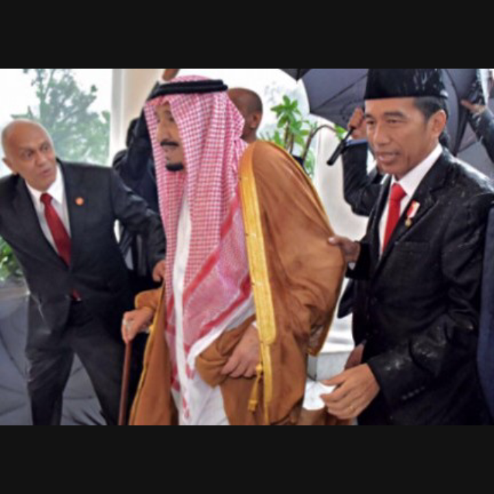 Salut..!!! Demi Raja Salman, Jokowi Basah Kehujanan