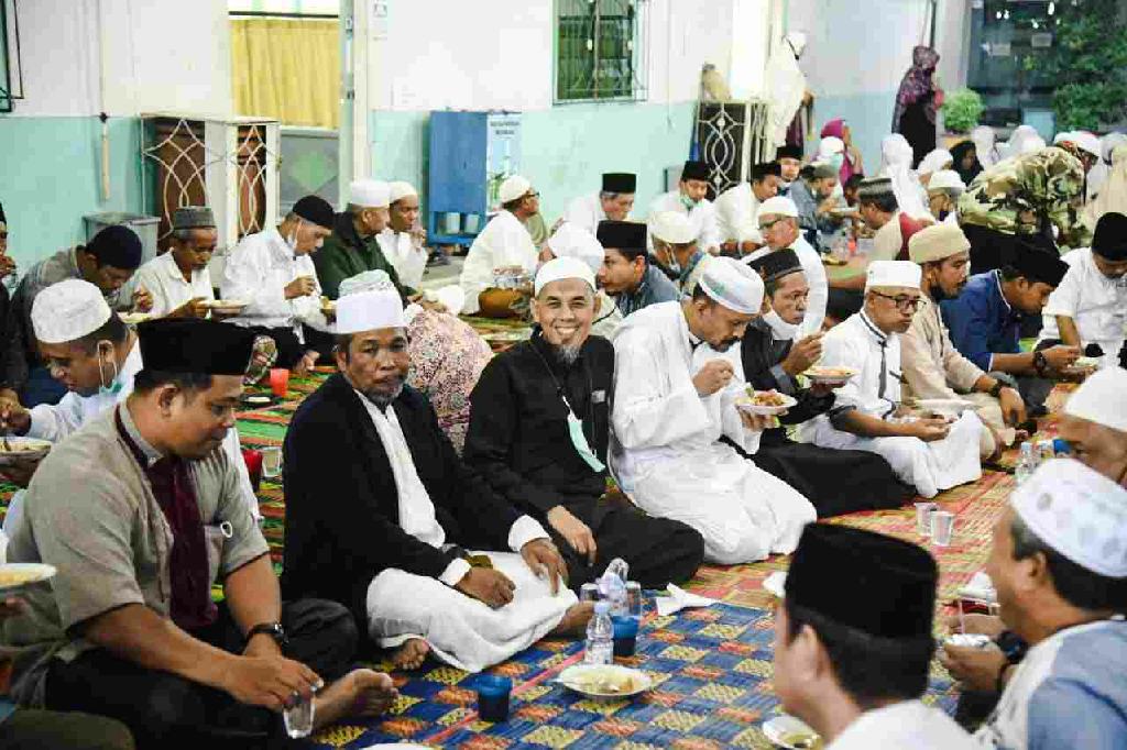 Komit Hidupkan Kegiatan Subuh Barokah, Walikota Dumai Sholat Berjemaah di Masjid Muslimin