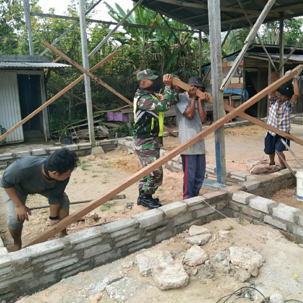 Bapak Lukman Dibantu Serda Sudario dalam Pembangunan Rumahnya