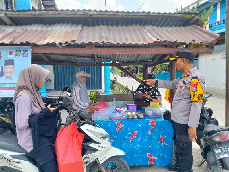 Kapolsek Kateman Ajak Masyarakat Wujudkan Pilkada Damai di Pasar Sungai Guntung