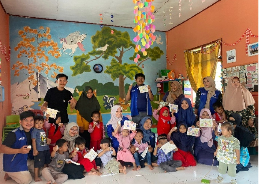Tingkatkan Kreativitas dan Sensor Motorik Anak, Mahasiswa Kukerta MBKM UNRI Menggelar Kegiatan Ecoprint di PAUD Telago Ilmu Desa Bandar Pedada