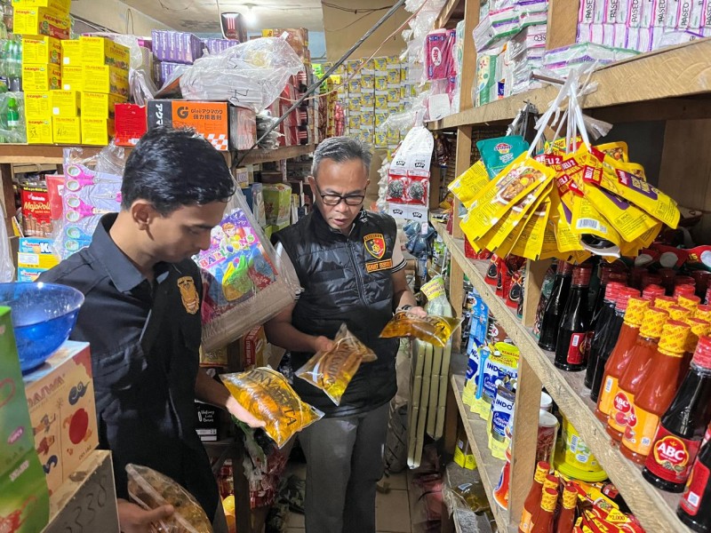 Demi Cek Volume Minyak Goreng, Polsek Lirik Datangi Sejumlah Toko di Wilayahnya