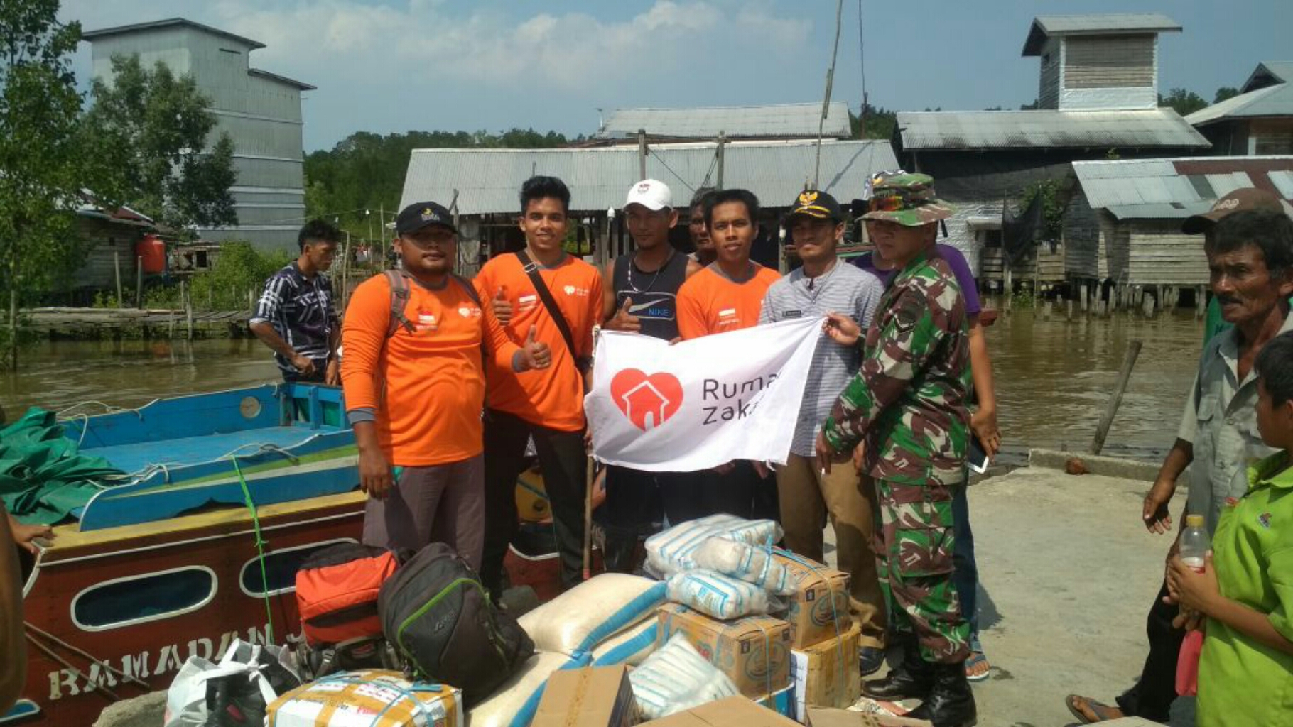 Relawan Rumah Zakat Pekanbaru Salurkan Bantuan Kebakaran Desa Bekawan Luar