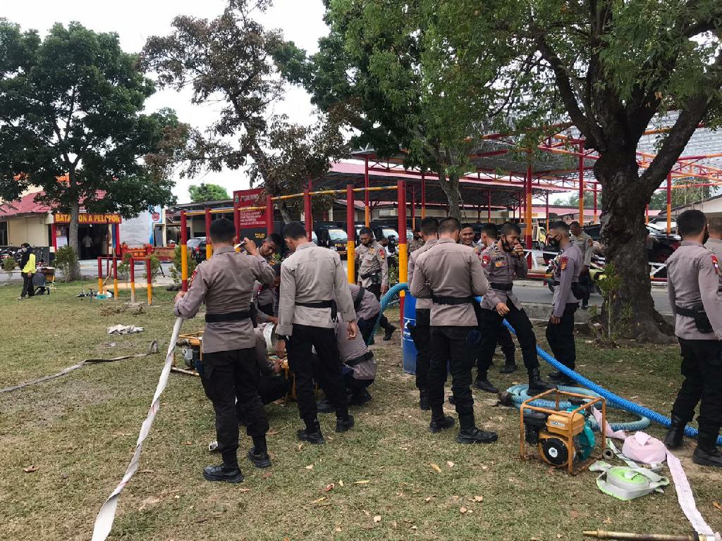 Tingkatkan Kemampuan Penggunaan Mesin Pompa, Brimob Riau Gelar Latihan 