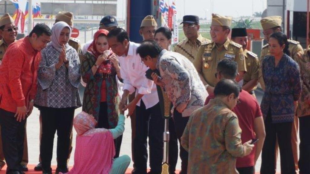 Pengawalan Paspamres Dibobol, Jokowi Kaget Ada Wanita Tiba-tiba Pingsan Didepannya