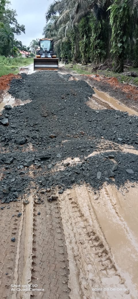 Perbaiki Jalan, PT SSS Turunkan 500 Kubik Krokos, Alat Berat PTPN V Tak Muncul