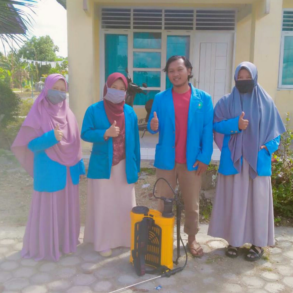 Mahasiswa KKN - DR PLUS UIN SUSKA Riau, Lakukan Penyemprotan Disinfektan di Desa Buluh Rampai