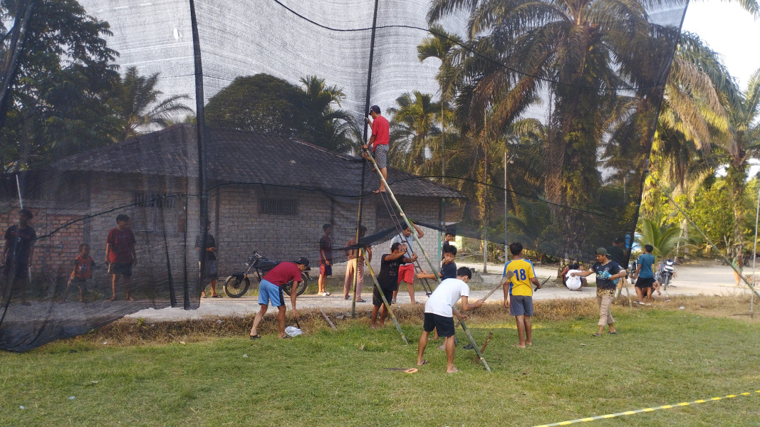 Persiapan Sambut 17 Agustus, Pemuda Karang Taruna Desa Danau Tiga Bergotong Royong