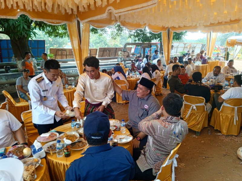 Sekretaris NasDem Riau, Yopi Arianto Tampak Mesra dengan Bupati Rohil, Afrizal Sintong