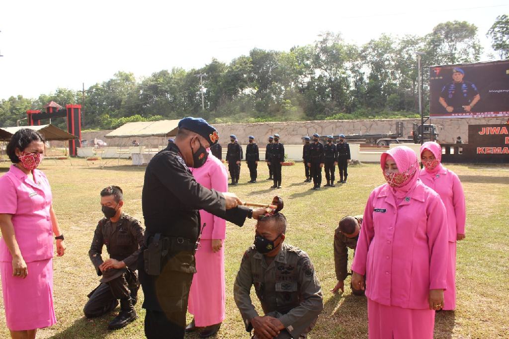 7 Personil Batalyon B Pelopor Laksanakan Tradisi Kenaikan Pangkat