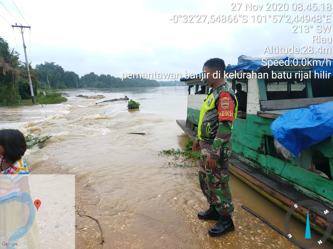 Tinjau Warga Terdampak Banjir, Serda Rico Himbau Warga Tingkatkan Waspada