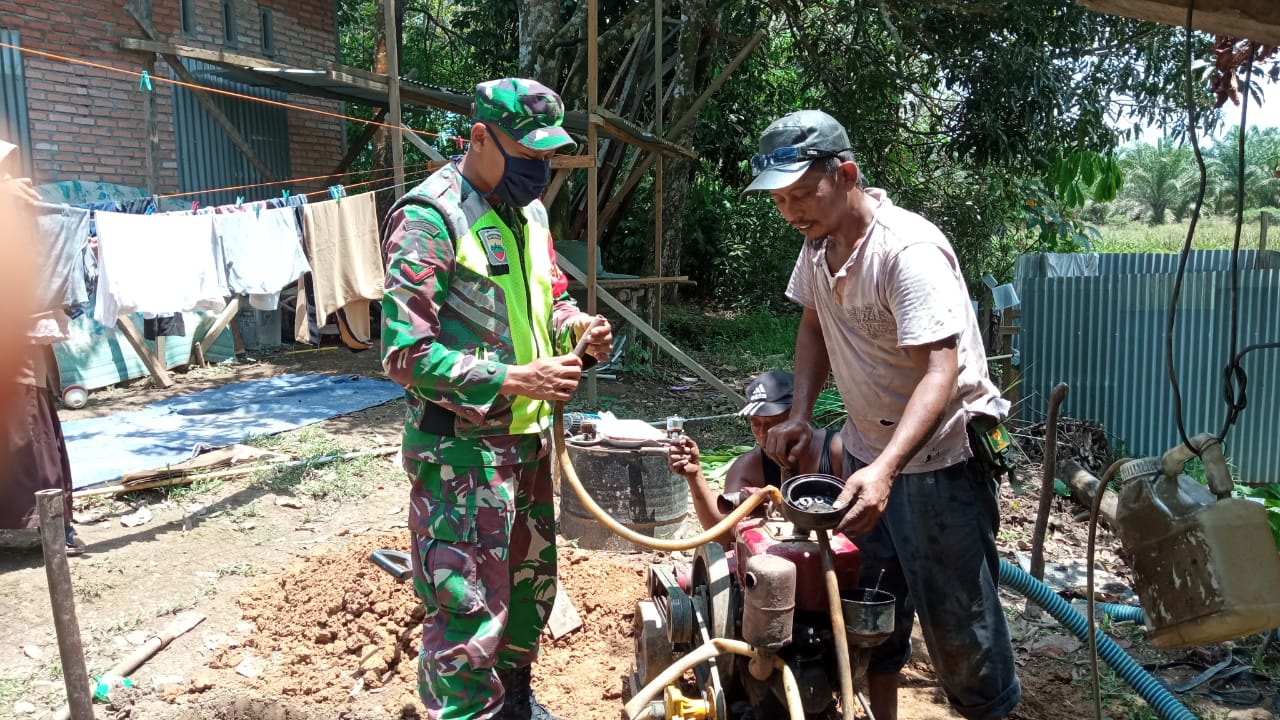 Tingkatkan Kemanunggalan TNI dengan Rakyat, Kopda Dian Susandi Ikut Serta Gali Sumur
