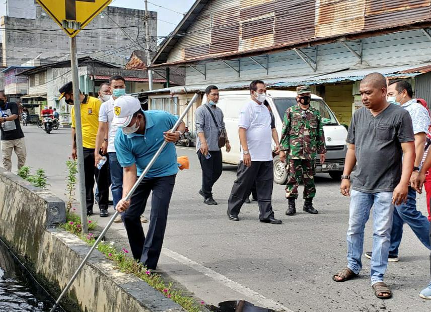 Antisipasi Banjir Bupati dan Wakil Bupati Rohil Goro Bersama Masyarakat