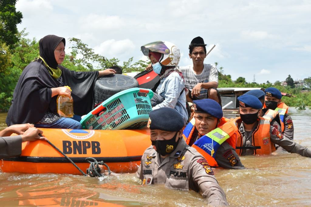 Banjir di Kota Pekanbaru, Brimob Riau Hadir Bantu Evakuasi Warga