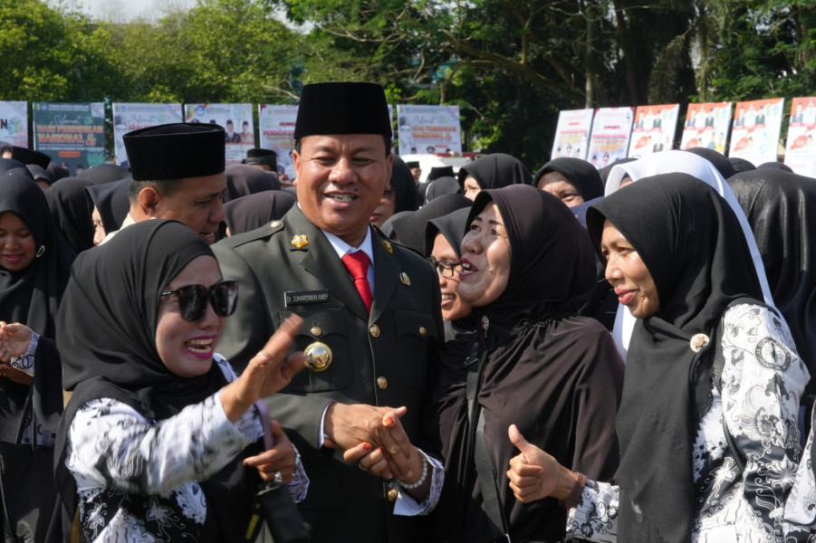 Usai Upacara Hardiknas Suhardiman Salami Guru dan Ketua PGRI