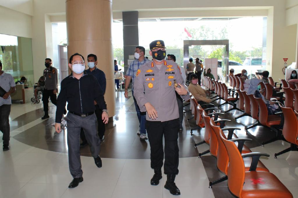 Kapolresta Pekanbaru Cek Ketersediaan Oksigen dan Tempat Tidur Pasien Covid-19 di RS Eka Hospital