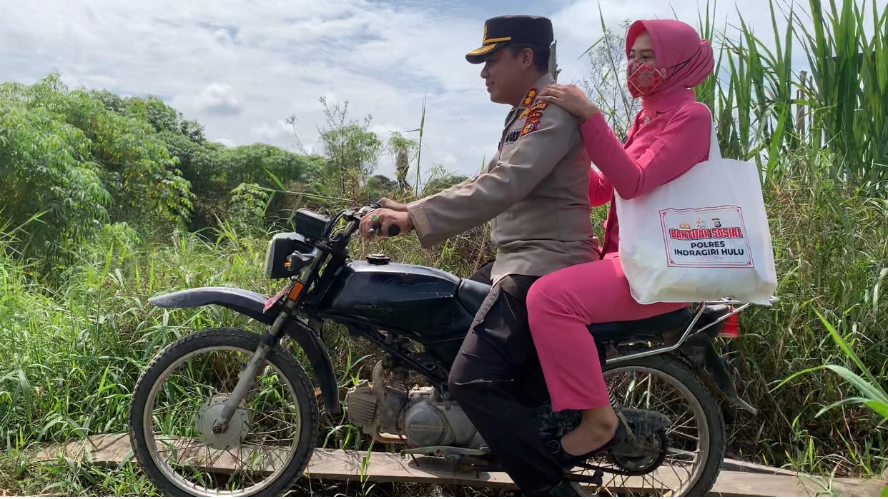 Kendarai Sepeda Motor, Kapolres Inhu Masuk Perkampungan Antar Bantuan