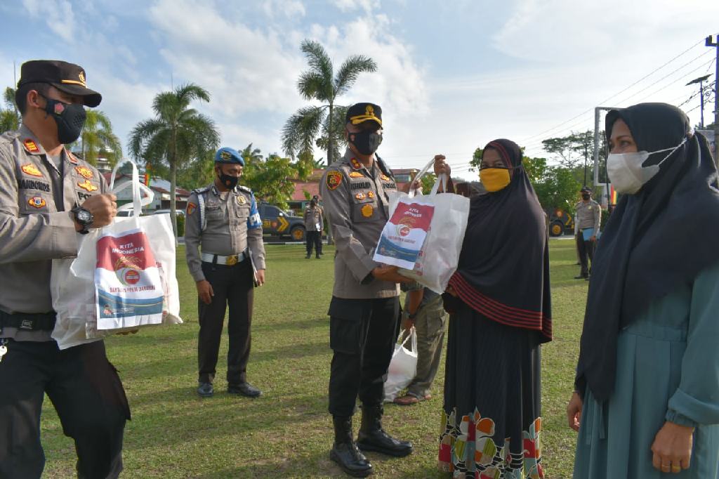 Polres Kampar Distribusikan 600 Paket Bansos bagi Masyarakat Saat Penerapan PPKM