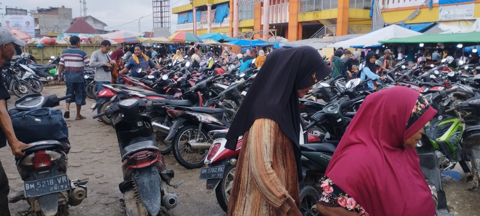Sehari Menjelang Ramadhan, Pasar Sugih Belilas Ramai Dikunjungi Pembeli