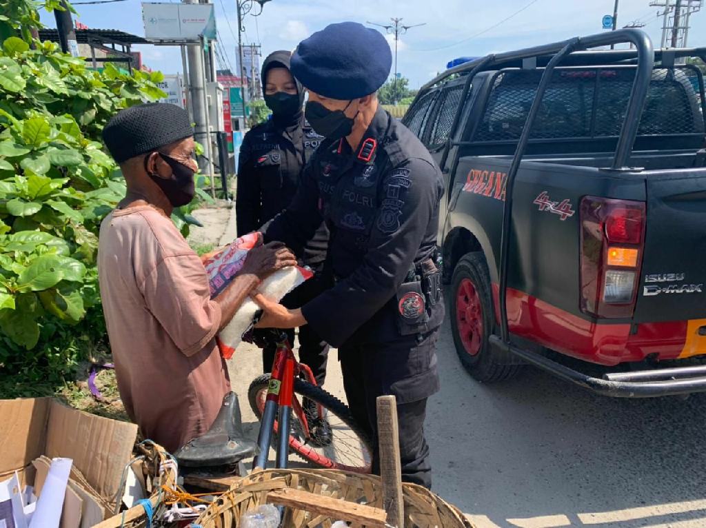 Detasemen Gegana Brimob Polda Riau Salurkan Sembako Kepada Masyarakat 