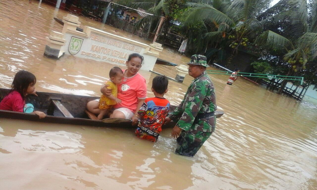 Dandim 0302/Inhu Intruksikan Babinsa Siaga Banjir dan Bantu Warga