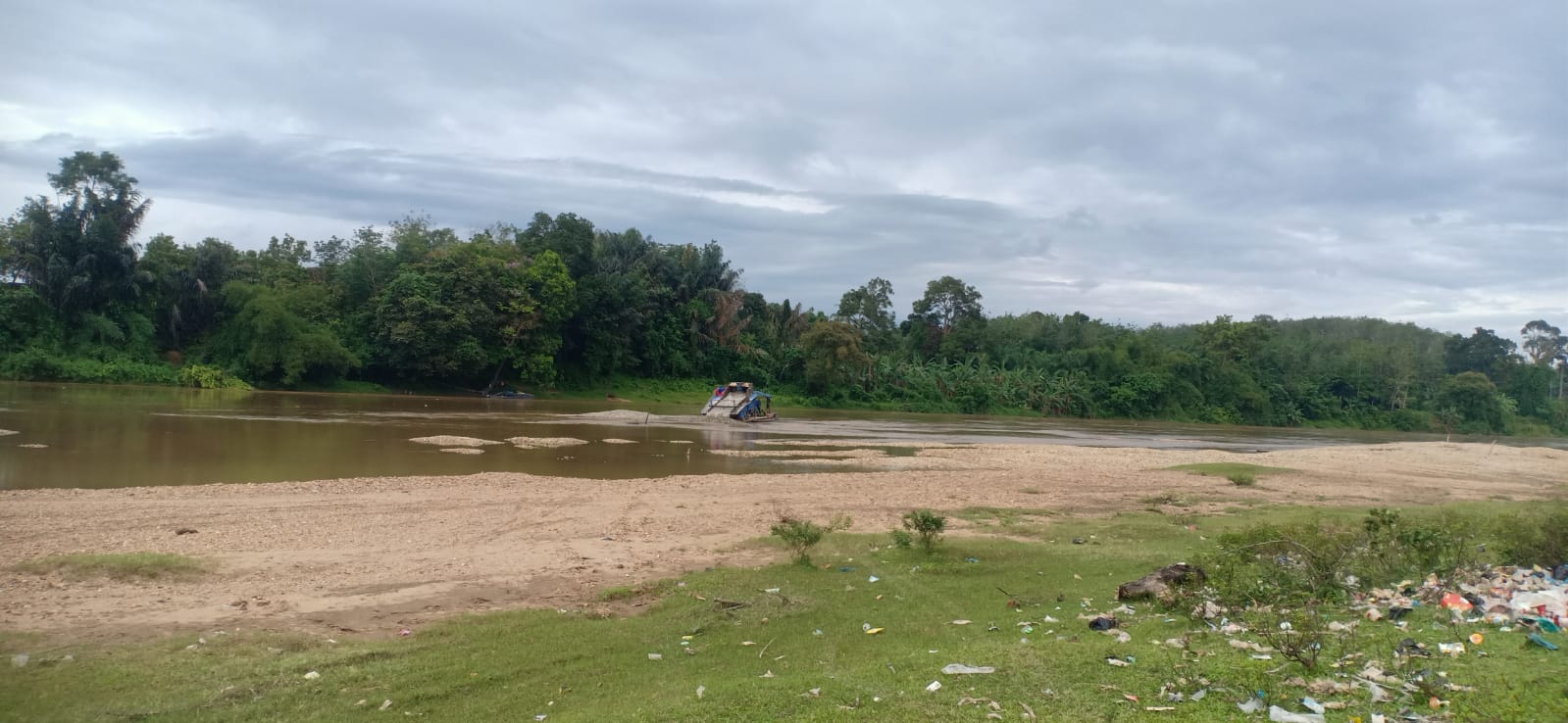 3 Rakit Dompeng Terus Beraktifitas Di sepanjang Aliran Sungai Kuantan Desa Bandai Alai