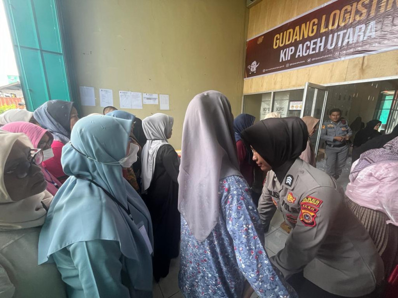 Petugas Polres Lhokseumawe Lakukan Pengamanan Pelipatan Surat Suara Pemilu