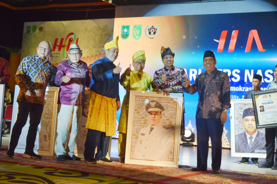 Terima Penghargaan,  Plt Bupati Kuansing Apresiasi PWI Riau