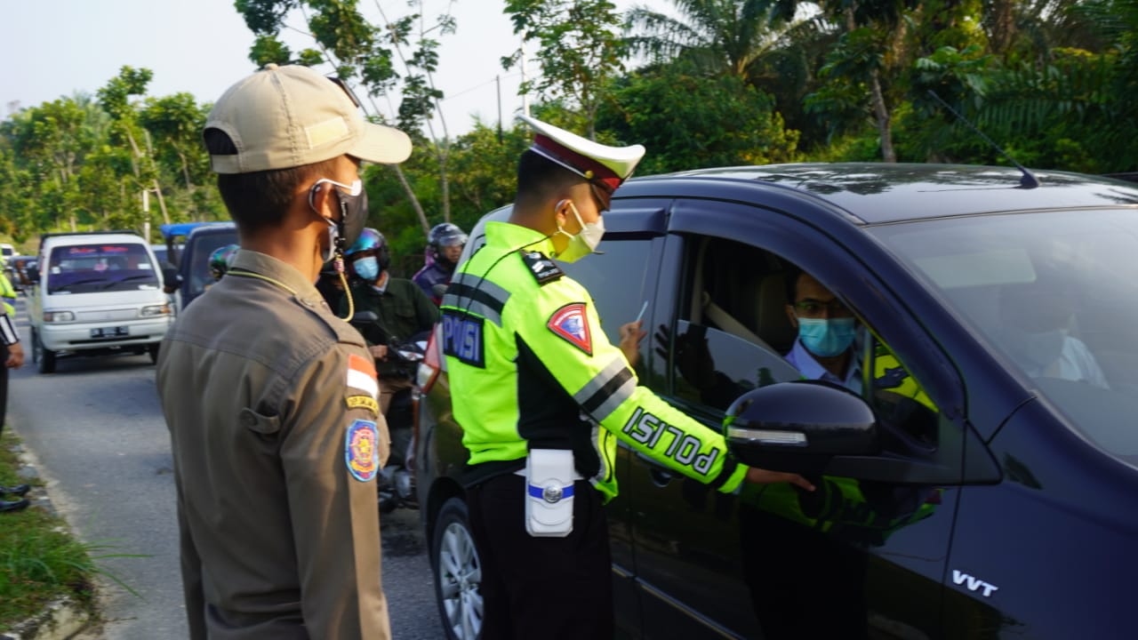 Kapolres Pelalawan dan Tim Yustisi Tetap Laksanakan Penyekatan Orang dan Kendaraan