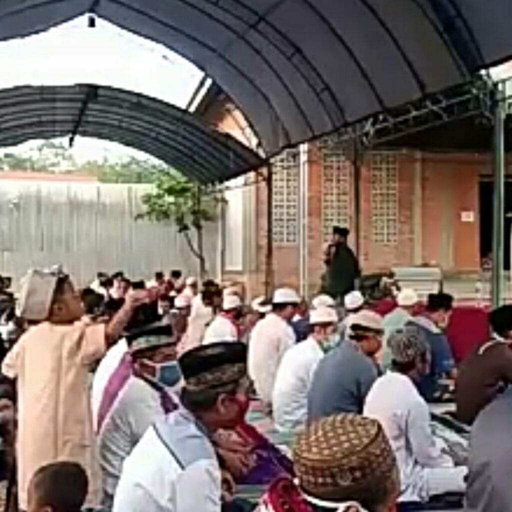 Ratusan Umat Muslim Laksanan Salat Idul Adha di Halaman Ponpes Al Falah Titian Resak