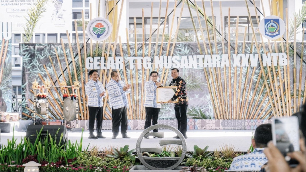 Berhasil Mengembangkan Teknologi Tepat Guna Inovasi Desa, Bupati Suhardiman Terima Penghargaan Nasional