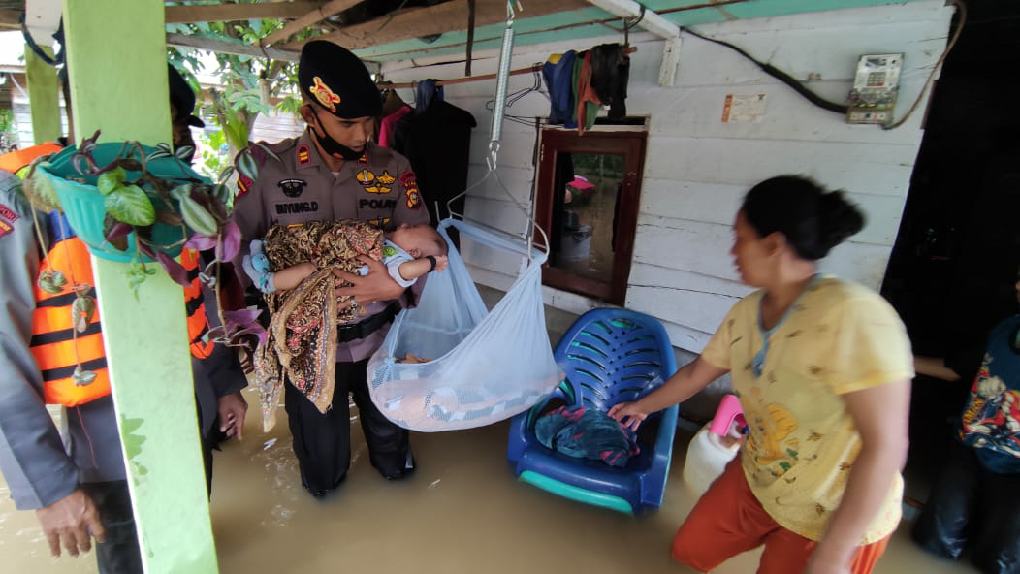 Personel Brimob Polda Riau Evakuasi Warga Terdampak Banjir di Desa Penyaguan, Inhu 