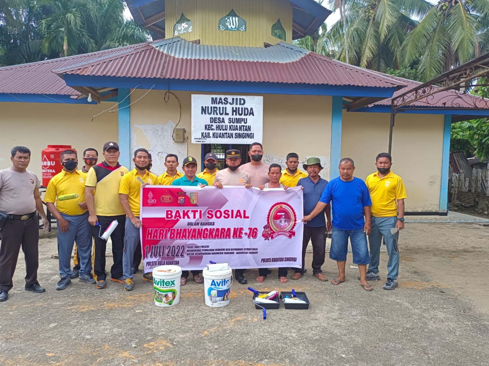 Di Hari Bayangkara Ke 76 Polsek Hulu Kuantan Bersama Warga Cat Luar Dan Dalam Mesjid Nurul Huda Desa