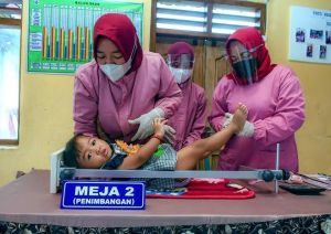 Seluruh Bayi di Indonesia akan Mendapatkan Imunisasi Tetes Rotavirus