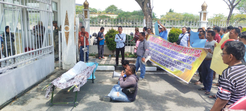 Puluhan Masyarakat Desa Sei Kuning Gelar Aksi Demo di Depan Kantor Bupati