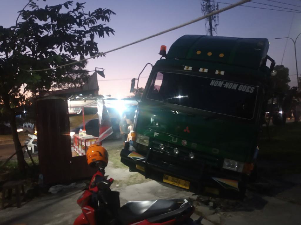 Rem Blong, Truck Pengangkut Kayu Nyaris Tabrak Sebuah Counter Pulsa