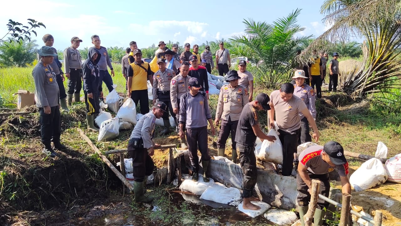 Polres Inhu Gelar Pelatihan Pembuatan Skat Kanal Blocking di Desa Rawa Bangun