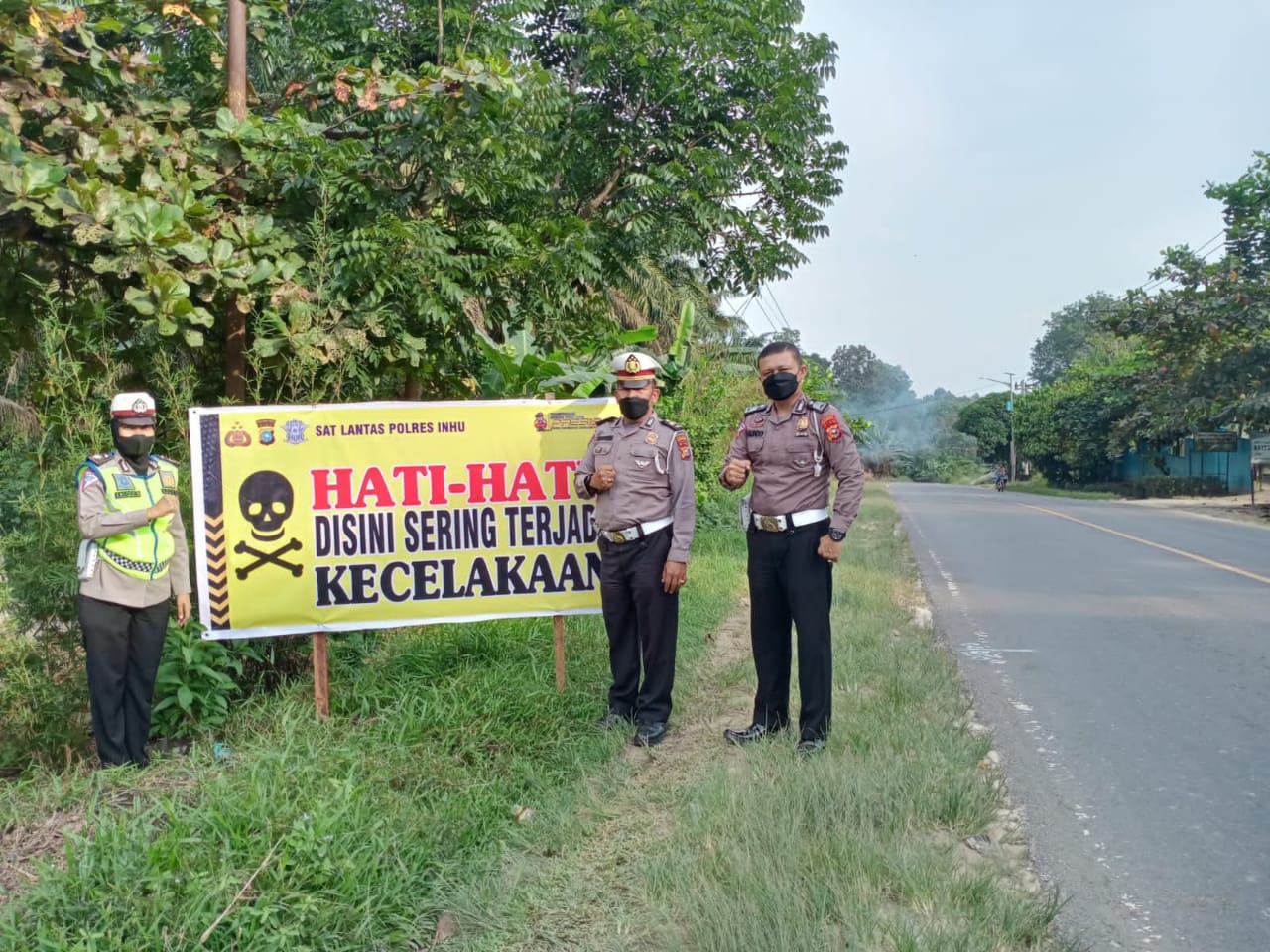 Sering Terjadi Laka Lantas, Polres Inhu Pasang Spanduk Peringatan di Jalintim