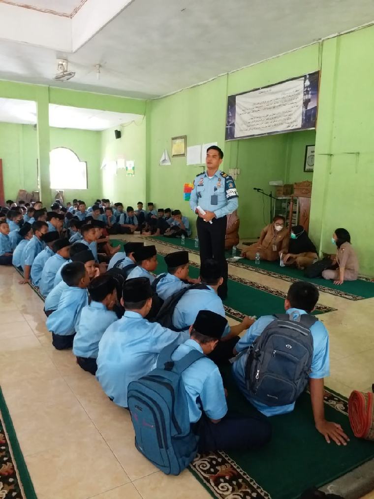 Lapas Narkotika Rumbai Bersama Puskesmas Muara Fajar Beri Penyuluhan Bahaya Narkotika di MTsN 2