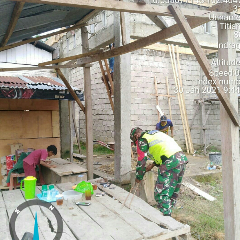 Babinsa Serma Nasruddin Bantu Warga Binaan Rakit Besi untuk Pondasi Rumah