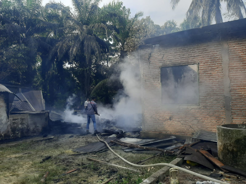 1  Unit Rumah Desa Sungai Paku Kecamatan Singingi Hilir Hangus Terbakar, Kapolsek Singingi Hilir Berikan Pengamanan DiLokasi Kebakaran
