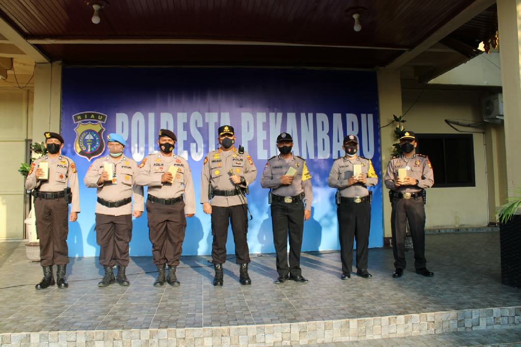 Kapolresta Pekanbaru Berikan Reward Kepada Personil Atas Pencapaian Tracing Covid-19