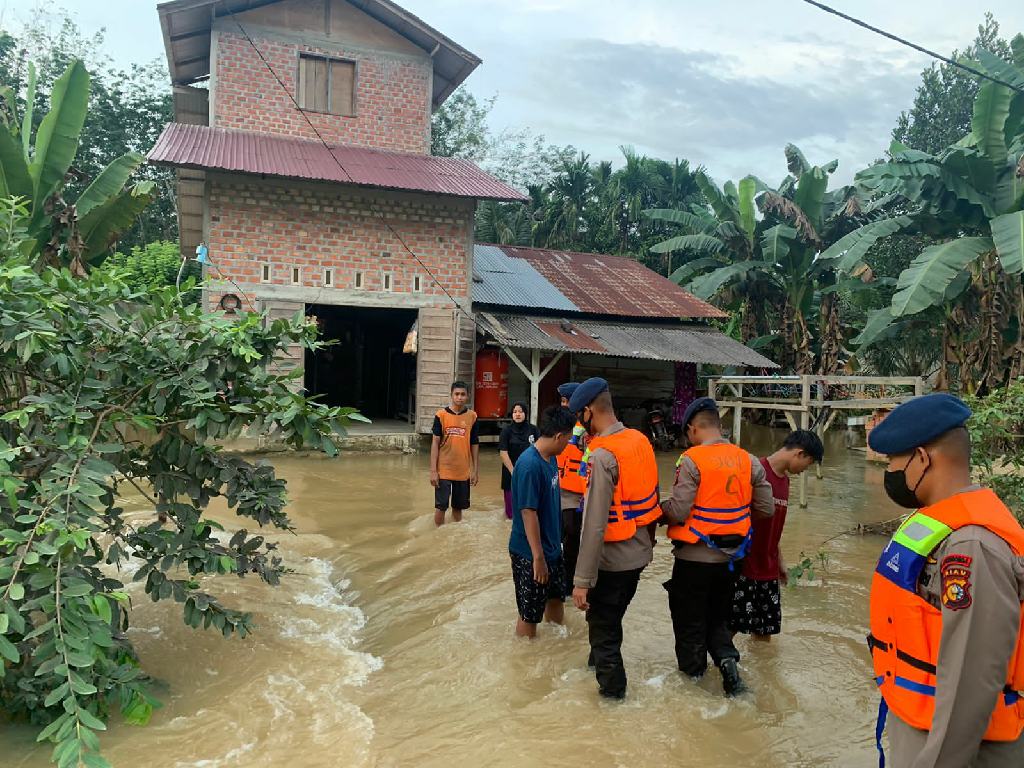 Personel Batalyon C Sat Brimob Polda Riau Laksanakan Patroli Pengecekan Debit Air 
