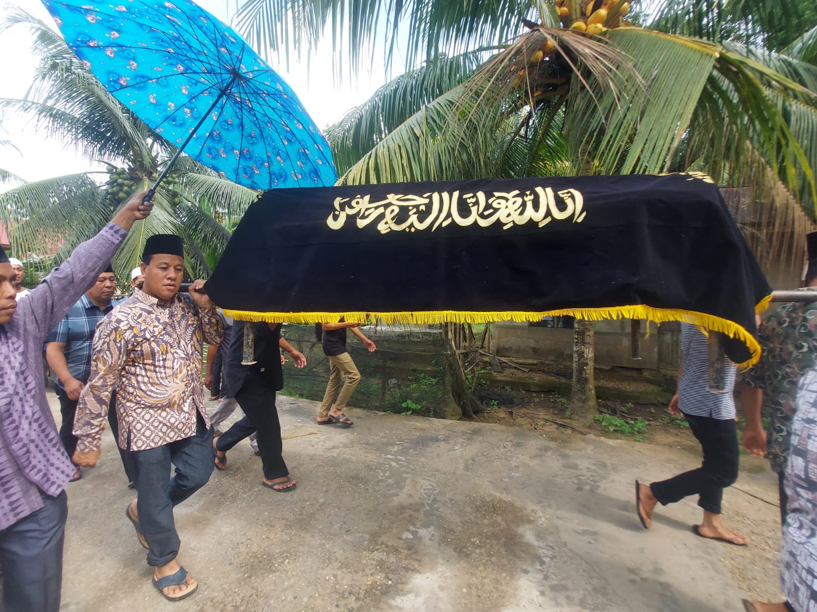 Tetangganya Meninggal Dunia Plt Bupati  Melayat , Hingga Usung Keranda