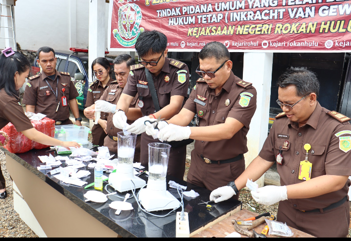 Berkekuatan Hukum Tetap, Kejari Rohul Musnahkan Barang Bukti 96 Perkara Pidana