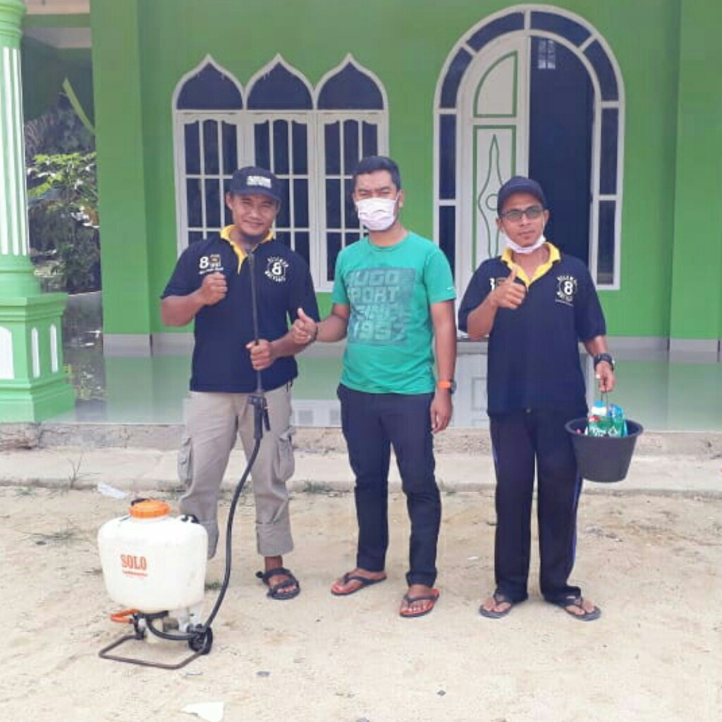 Anggota DPRD Inhu Mulyanto, Lakukan Penyemprotan Disinfektan di Masjid Cegah Penyebaran Covid 19